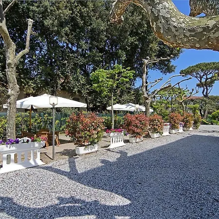 Отель Nettuno Марина-ди-Пьетрасанта